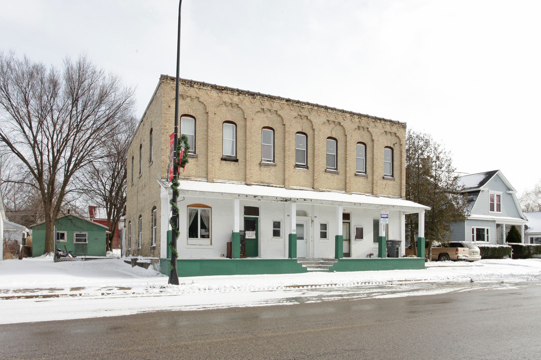 104-110 N Michigan Ave in Shelby, MI - Building Photo