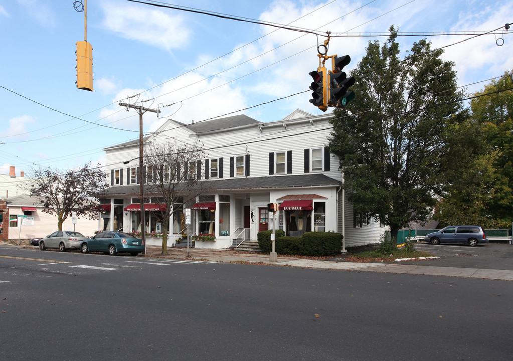 727-737 Main St in Watertown, CT - Foto de edificio