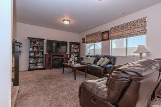 928 W Stonehaven Dr in North Salt Lake, UT - Building Photo - Building Photo