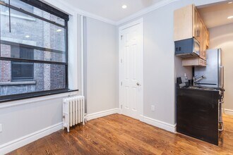 330 E 35th St, Unit 41 in New York, NY - Building Photo - Building Photo