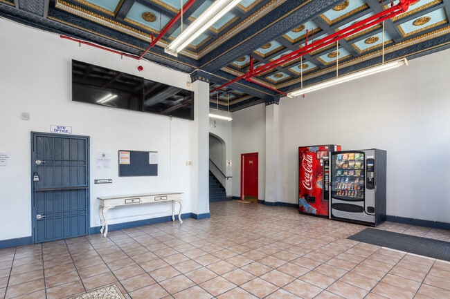 Landmark Towers in Los Angeles, CA - Foto de edificio - Lobby