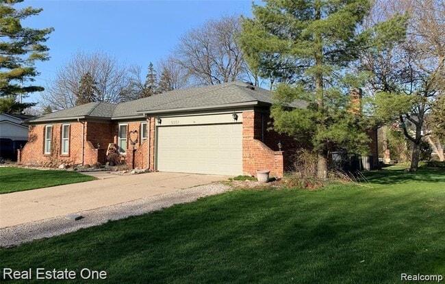 5051 Falmouth Dr in Troy, MI - Building Photo - Building Photo