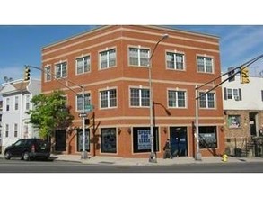 129 Bloomfield Ave in Newark, NJ - Foto de edificio - Building Photo