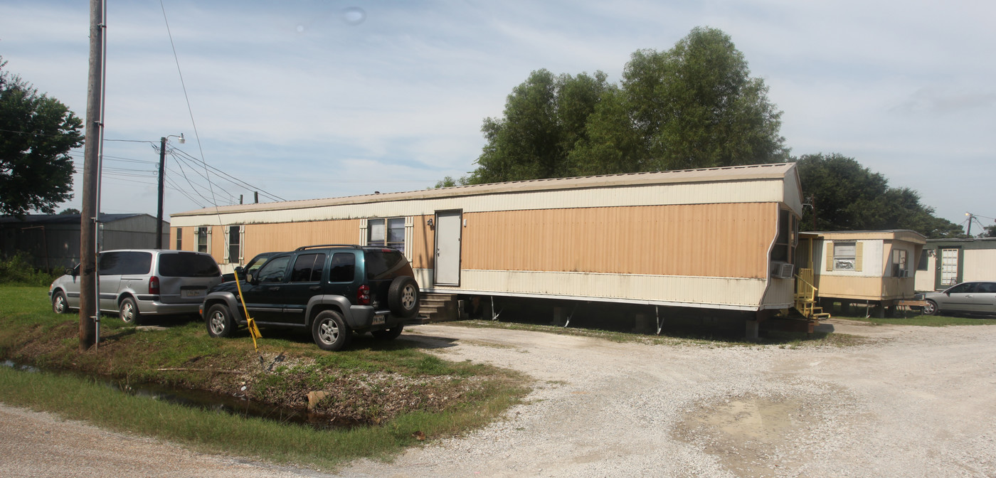 1301 Verot School Rd in Lafayette, LA - Building Photo