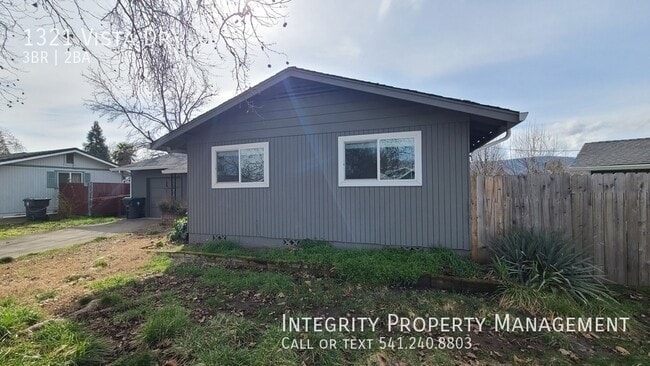 1321 Vista Dr in Central Point, OR - Building Photo - Building Photo
