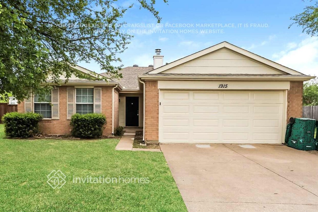 1915 Berkeley Dr in Red Oak, TX - Foto de edificio