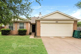 1915 Berkeley Dr in Red Oak, TX - Foto de edificio - Building Photo