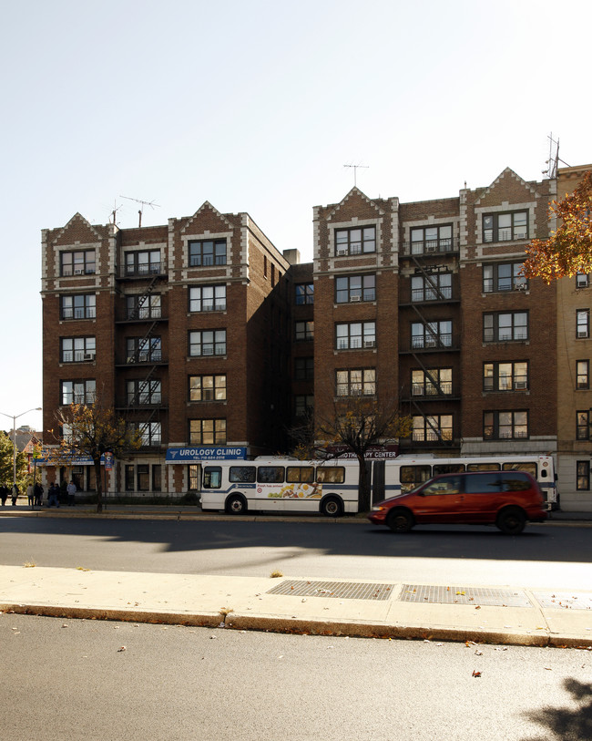 2940 Grand Concourse in Bronx, NY - Foto de edificio - Building Photo