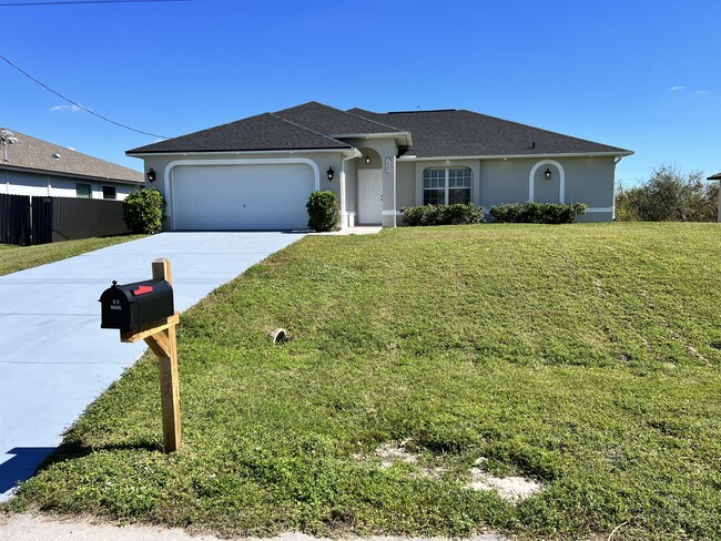 1507 SW 21st Ave in Cape Coral, FL - Foto de edificio - Building Photo