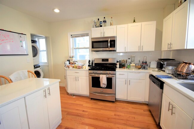 11 Winter Hill Rd, Unit 1 in Medford, MA - Building Photo - Building Photo
