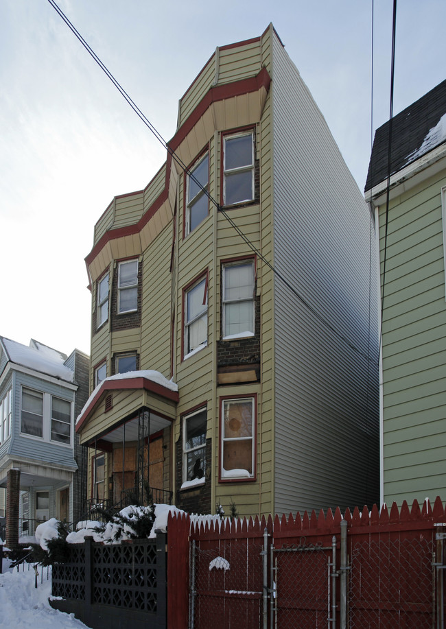 227 Clinton Ave in Jersey City, NJ - Foto de edificio - Building Photo