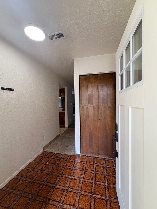 1066 E Navajo St in Farmington, NM - Building Photo - Building Photo