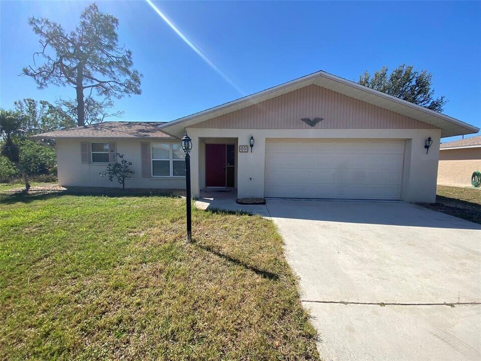 505 Fairview Ave NW in Port Charlotte, FL - Building Photo