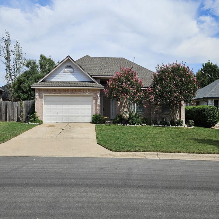 1008 Laurel Glen Blvd in Leander, TX - Building Photo