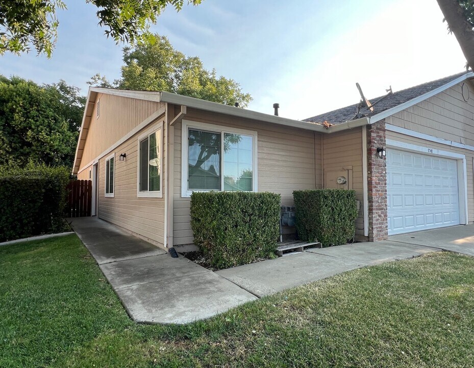 1741 Wildflower Cir in Yuba City, CA - Foto de edificio