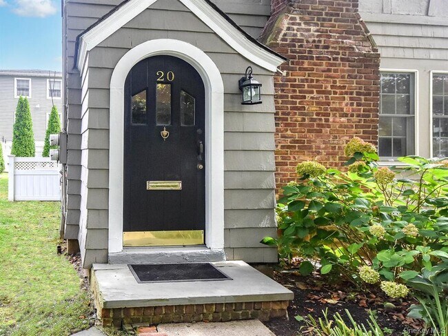 20 Oldwood Rd S in Port Washington, NY - Building Photo - Building Photo