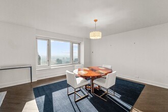 132 E Delaware Pl in Chicago, IL - Building Photo - Building Photo