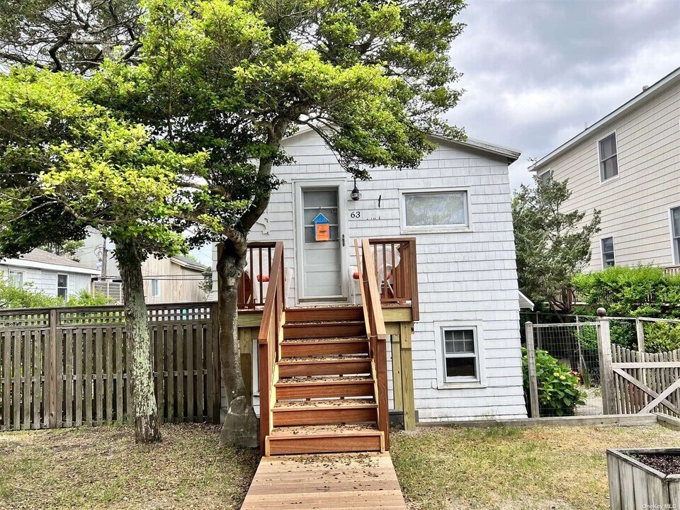 63 Bungalow Ln in Ocean Beach, NY - Building Photo