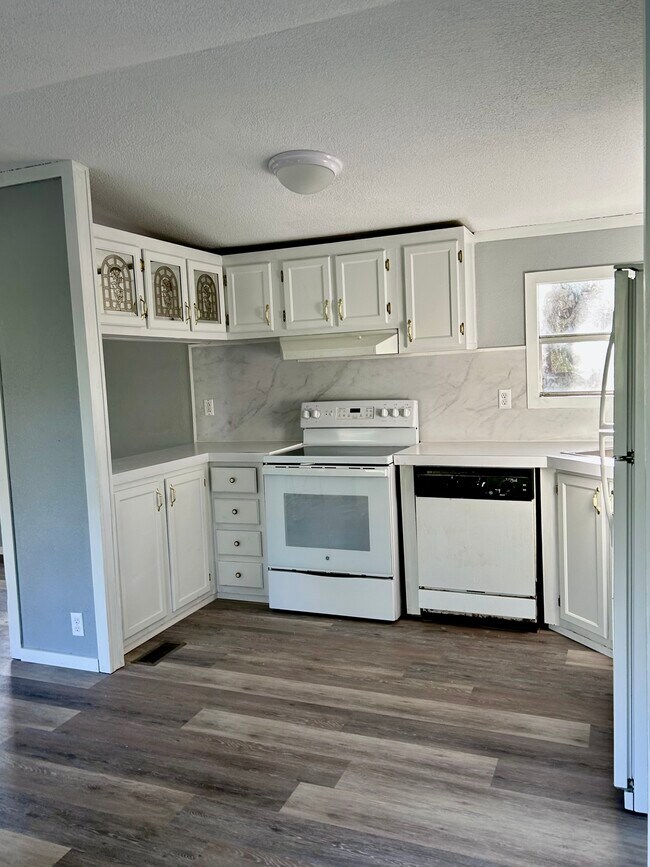 656 County Rd 4614 in Castroville, TX - Building Photo - Building Photo
