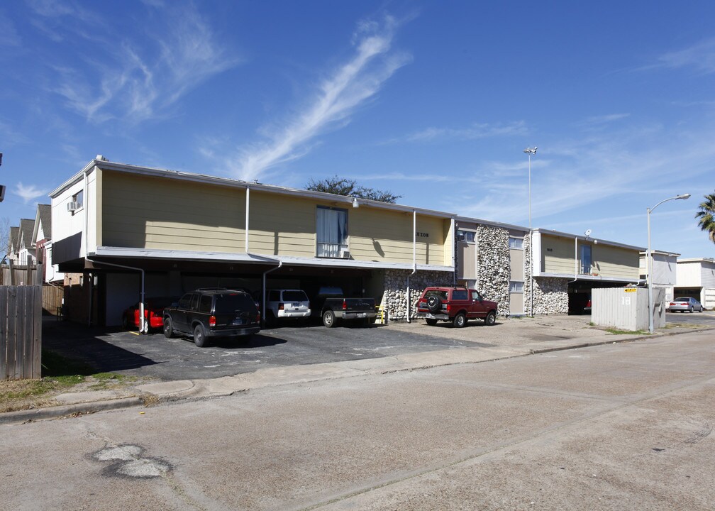 9610 Marlive Ln in Houston, TX - Building Photo