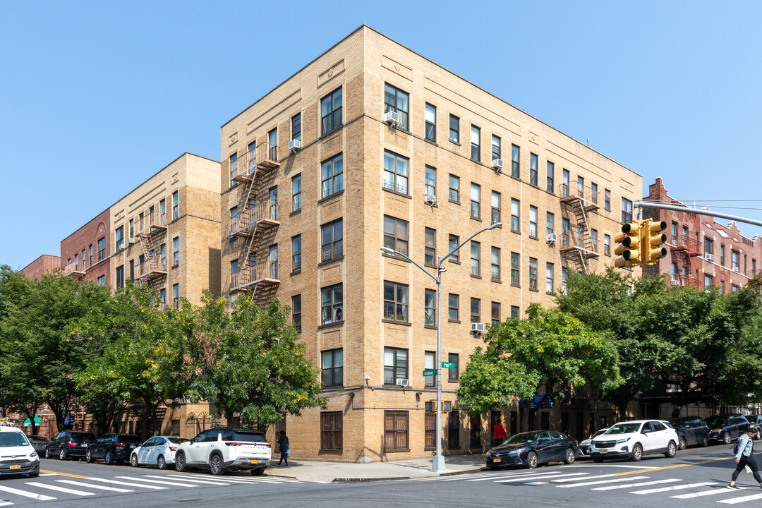 Academy Twins Condominium in New York, NY - Building Photo