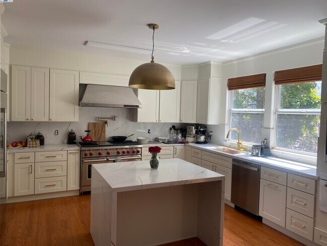 5712 Buena Vista Ave in Oakland, CA - Building Photo - Building Photo