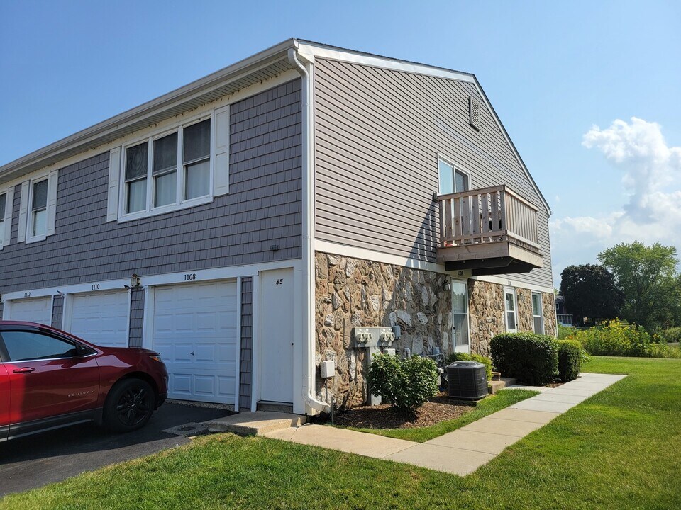 1108 Hampton Harbor in Schaumburg, IL - Building Photo