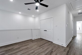 8328 Corinth St in Houston, TX - Foto de edificio - Building Photo
