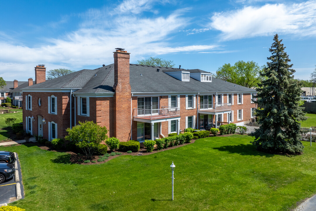 Carriage Way Condominiums in Burr Ridge, IL - Building Photo