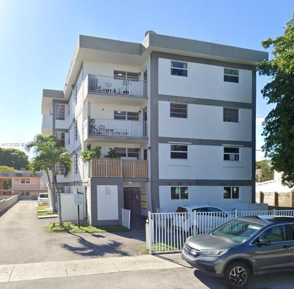 1736 SW 19th St, Unit 404 in Miami, FL - Foto de edificio