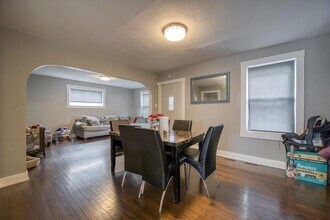 702 Jackson St in Aurora, IL - Building Photo - Building Photo