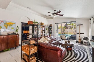 1266 Paradise Lake Dr in Tarpon Springs, FL - Building Photo - Building Photo