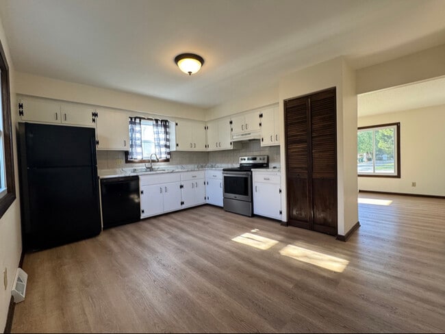 1230-1230 N 10th Ave in West Bend, WI - Building Photo - Building Photo