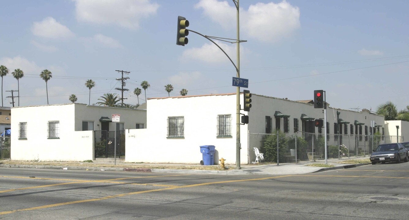 7901 S Hoover St in Los Angeles, CA - Building Photo