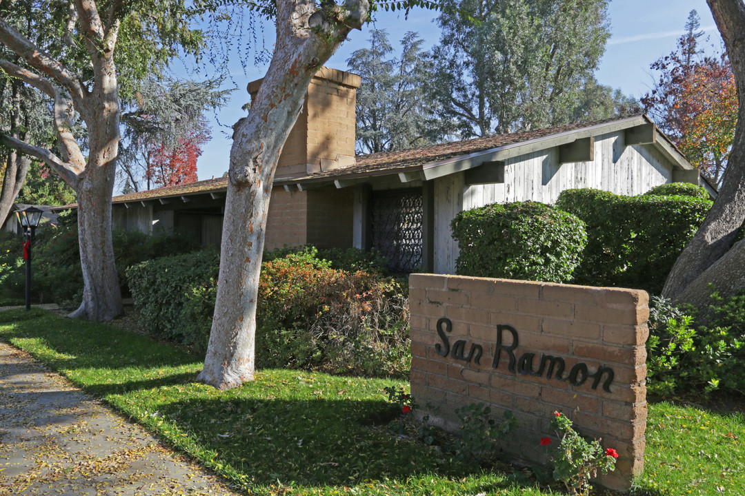 San Ramon in Fresno, CA - Foto de edificio