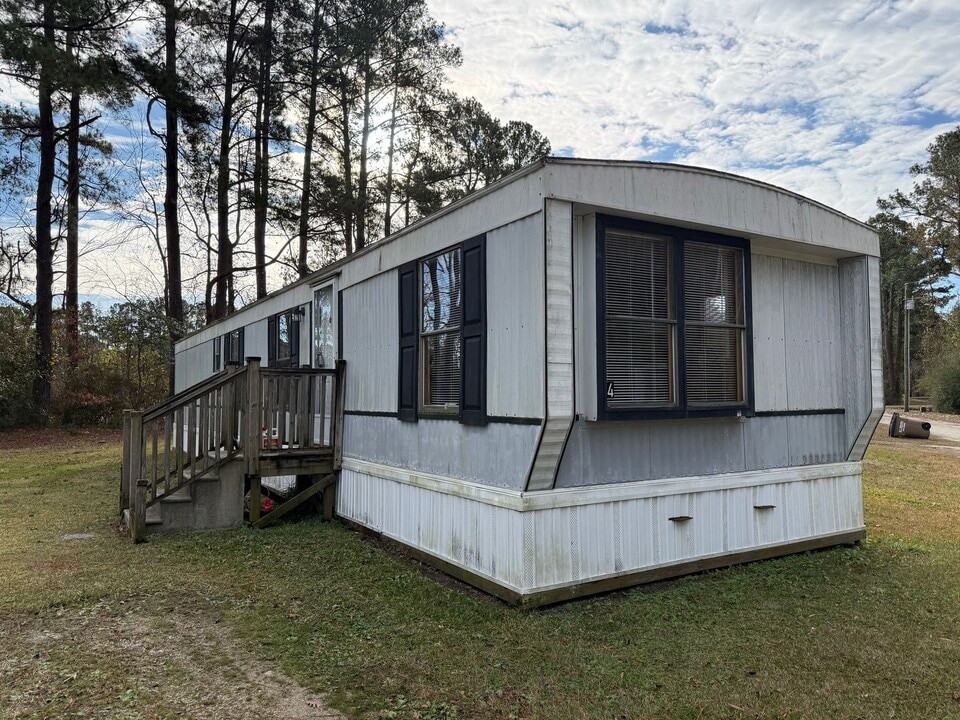 631 Holly Shelter Rd in Jacksonville, NC - Building Photo
