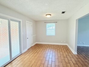 4904 Andrea Ln in Pace, FL - Foto de edificio - Building Photo