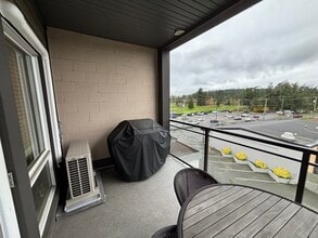 1008 Tillicum Rd in Victoria, BC - Building Photo - Building Photo