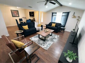 900 Shady Creek Ln in Bedford, TX - Building Photo