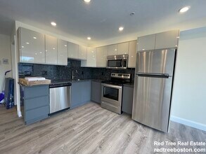 1018 Commonwealth Ave in Boston, MA - Building Photo - Building Photo