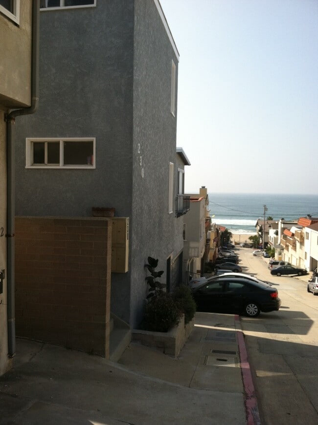 230 39th St, Unit #H in Manhattan Beach, CA - Foto de edificio - Building Photo