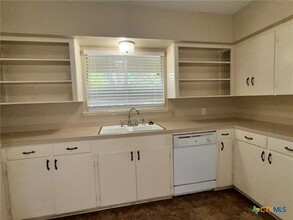1407 Hummingbird Ln in Seguin, TX - Building Photo - Building Photo