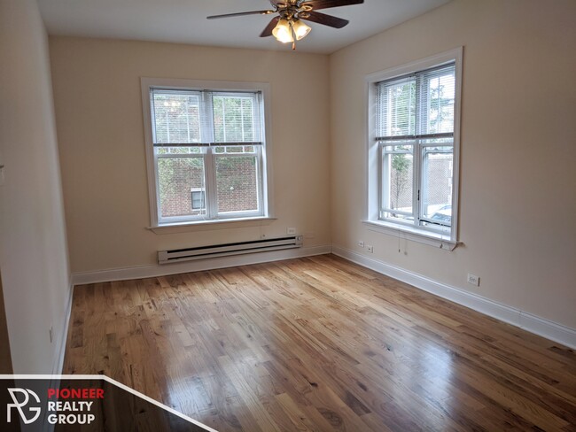 957 W Cornelia Ave, Unit 957 - 3B
