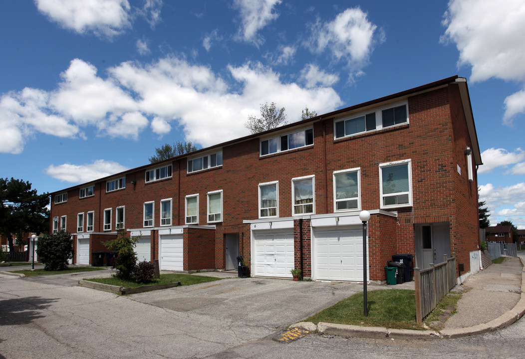 3 Kendleton Dr in Toronto, ON - Building Photo