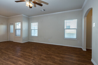 1041 Newcastle Dr in Weatherford, TX - Foto de edificio - Building Photo