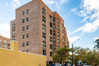 6395 Austin St in Rego Park, NY - Building Photo - Building Photo