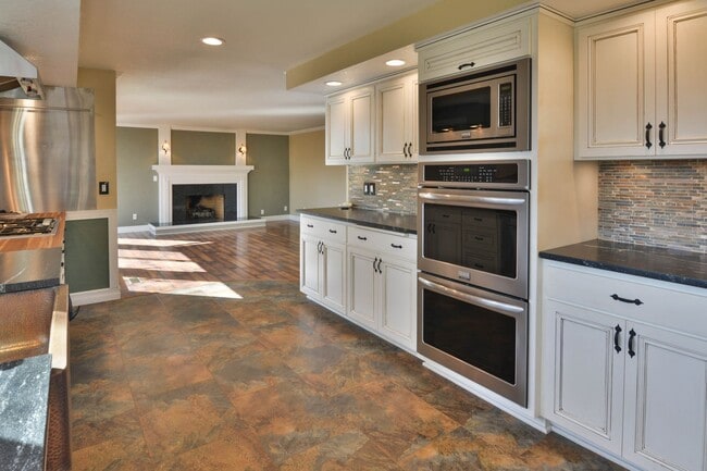 1043 Tamara Cir in Medford, OR - Building Photo - Building Photo