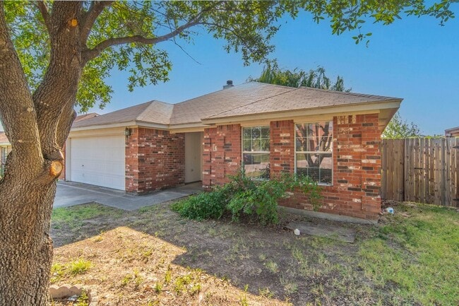1205 N Rhea Dr in White Settlement, TX - Building Photo - Building Photo