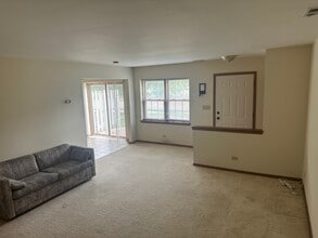 1167 Greenwood Cir in Woodstock, IL - Building Photo - Building Photo
