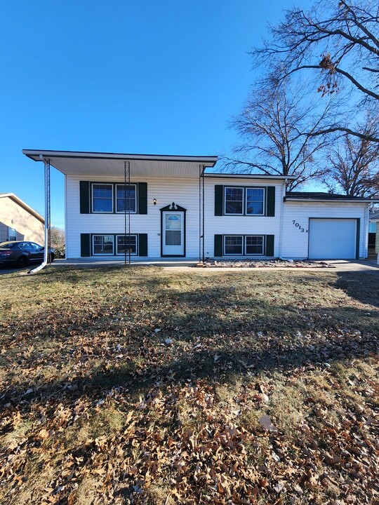 7013 S 78th St in La Vista, NE - Building Photo